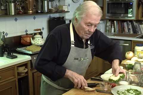 Jacques Pépin Teaches You How to Make James Beard’s Famous Onion Sandwich